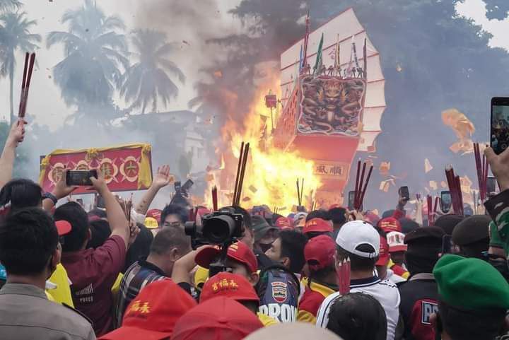 Puluhan Ribu Masyarakat Saksikan Pembakaran Replika Kapal Tongkang