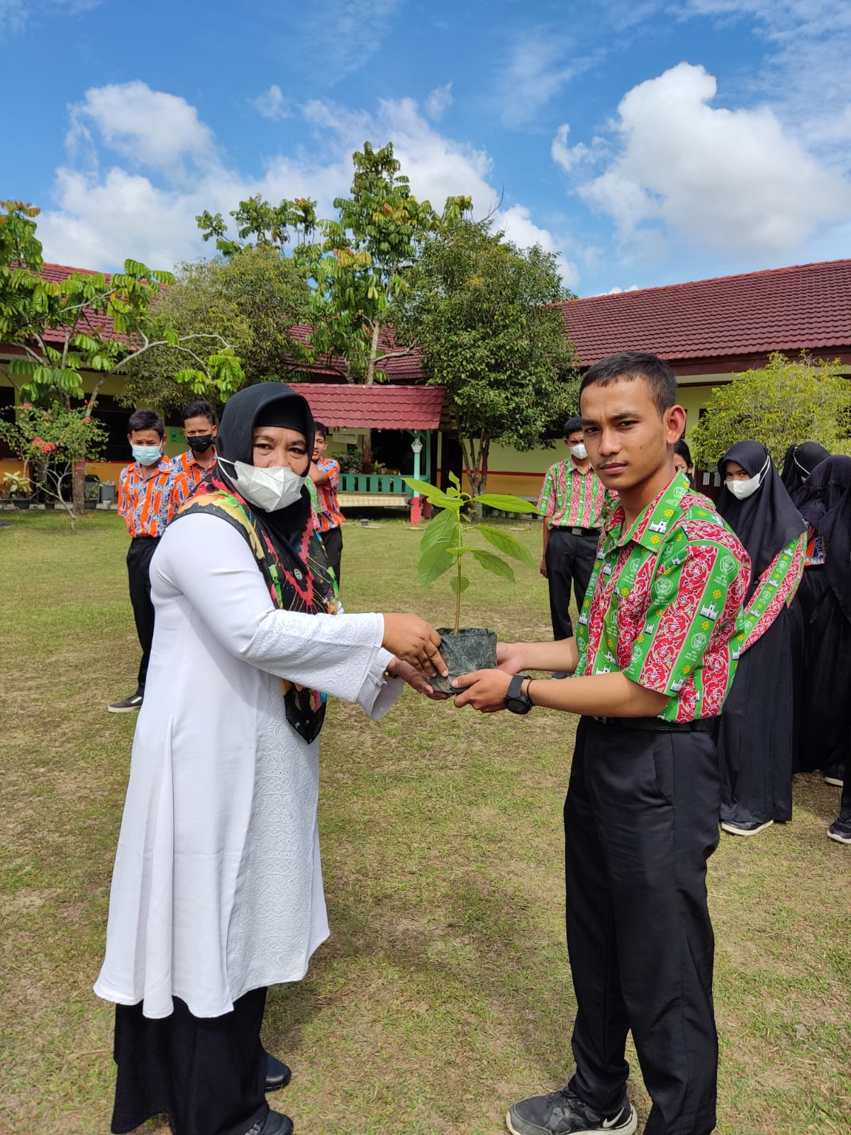Pringati Hari Sejuta Pohon, Anak-anak OSIS SMA Negeri 1 Minas Lakukan Penanaman Pohon