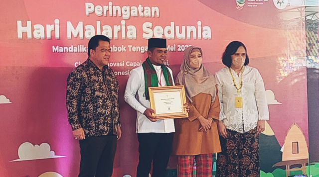 Bupati Pelalawan  H Zukri Terima Penghargaan Bebas Malaria Di Lombok