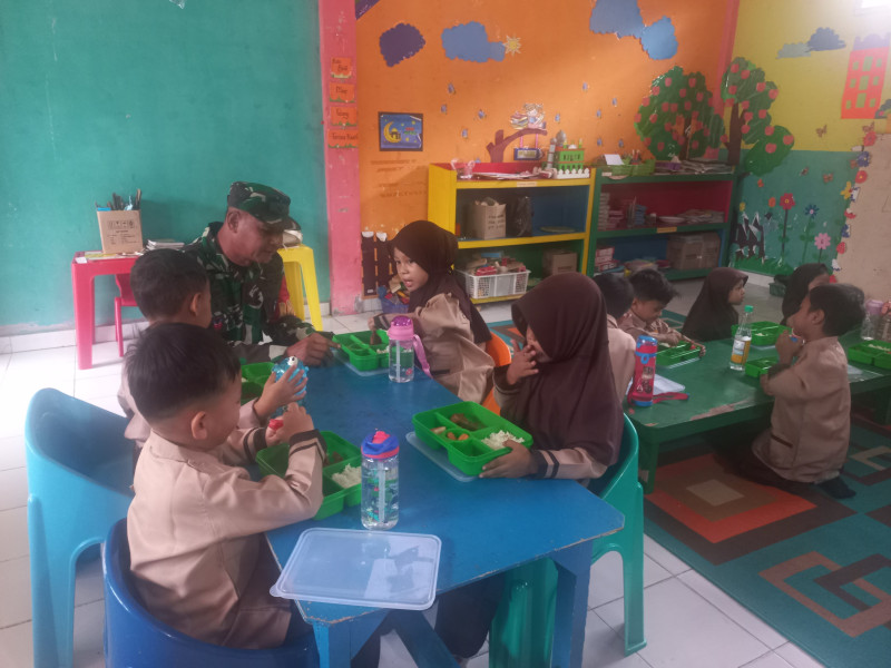 Ribuan Siswa di Tualang Terima Dukungan Makan Bergizi dari Badan Gizi Nasional, Danramil 04/Perawang Sampaikan Pesan Penting Ribuan Siswa di Tualang Terima Dukungan Makan Bergizi dari Badan Gizi Nasional, Danramil 04/Perawang Sampaikan Pesan Penting