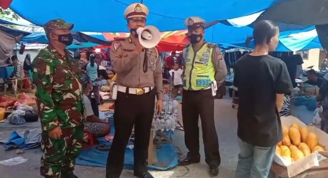 Kasat Lantas Polres Kampar Himbau Warga Patuhi Prokes Covid-19 & Bagikan Masker di Pasar Air Tiris