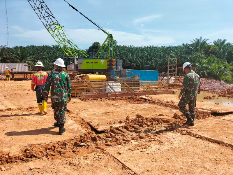 Antisipasi Gangguan di OVN PHR Minas, Serma Muhammad Nasir & Serda Holmes Pasaribu Patroli Rutin Disejumlah Lokasi Drilling