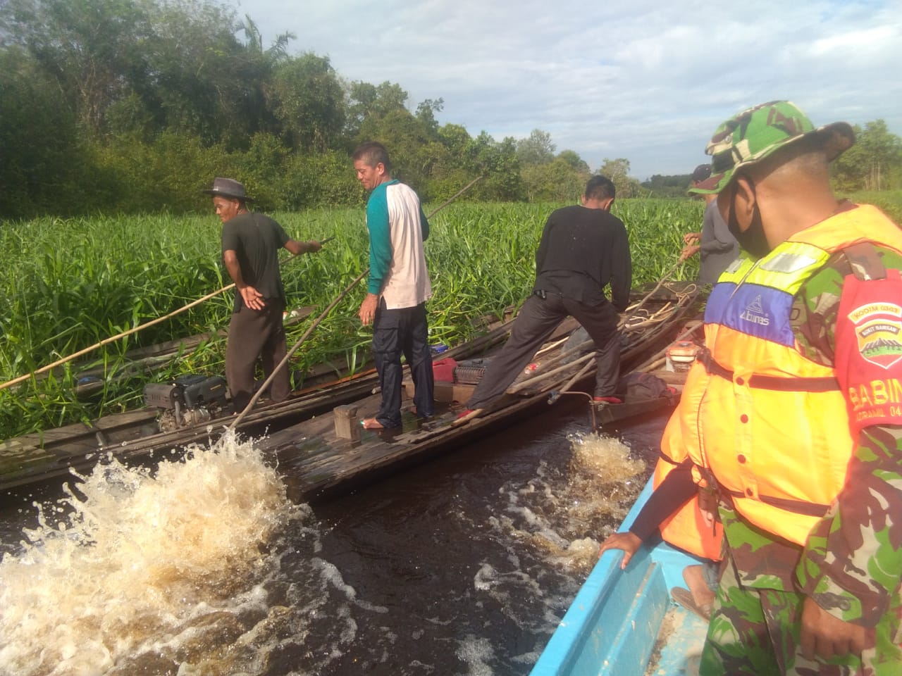 Serda P Sinaga Didampingi 3 Orang RPK Arara Abadi Patroli Keliling Sungai Mandau