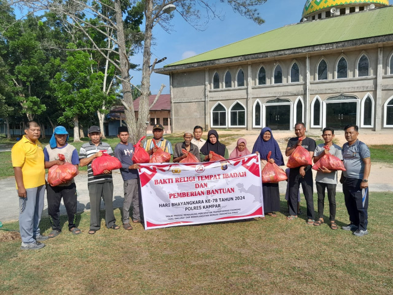 Jelang HUT Bhayangkara Ke-78 Kapolsek Siak Hulu Pimpin Giat Bakti Religi Dan Beri Bantuan Sembako