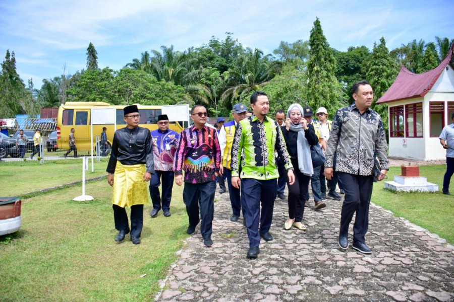 Pj Bupati Kampar Dampinggi Anggota Komisi V DPR RI Dalam Kunjungan Kerja Spesifik Meninjau Penataan Kawasan Candi Muara  Takus dan Danau Rusa