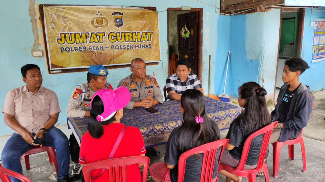 Dengarkan Curhatan Warga, Personil Polsek Minas - Polres Siak Sambangi Warga Yang Tengah Ngumpul di Warung