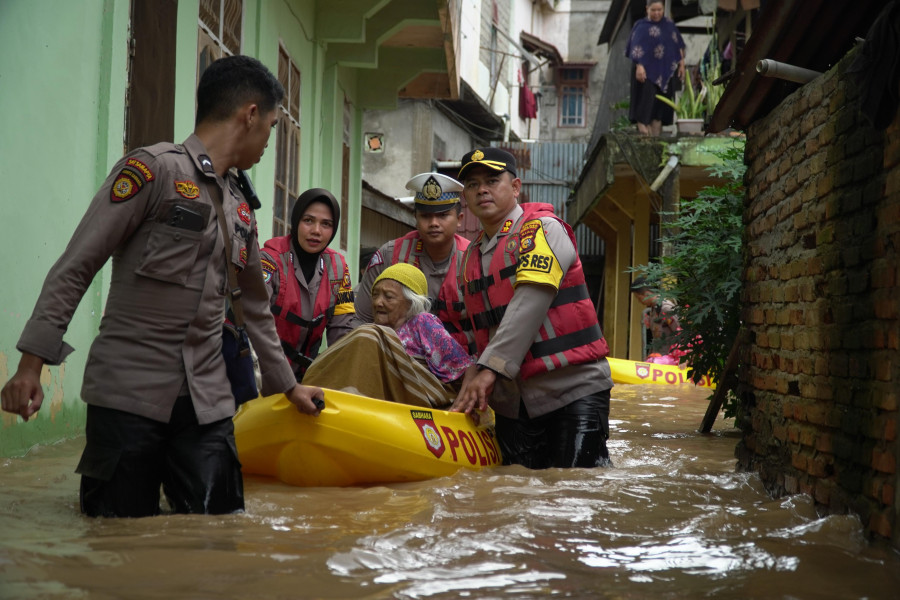 Kapolres Rohul Bantu Korban Banjir: Evakuasi Warga Di Tengah Genangan Air