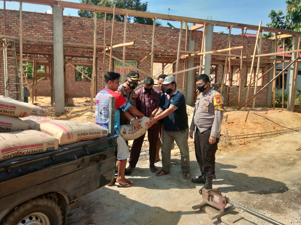 Kapolsek Tapung Bantu 50 Sak Semen Untuk Pembangunan TPA Nurul Iman Desa Petapahan