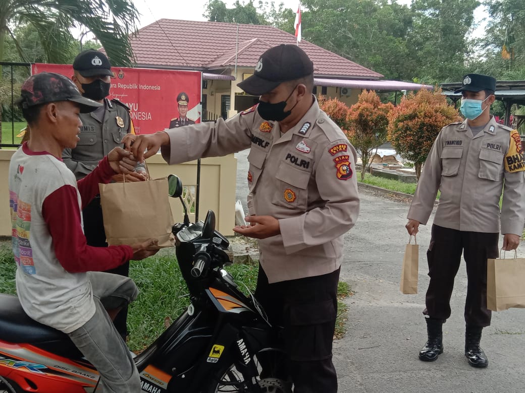 Kapolsek Sungai Apit Bagikan Sembako Kepada Masyarat Kurang Mampu, Ini Tujuannya