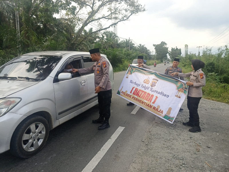 Polsek Perhentian Raja Bagikan Takjil di Bulan Ramadan, Tebarkan Kebaikan di Tengah Masyarakat!