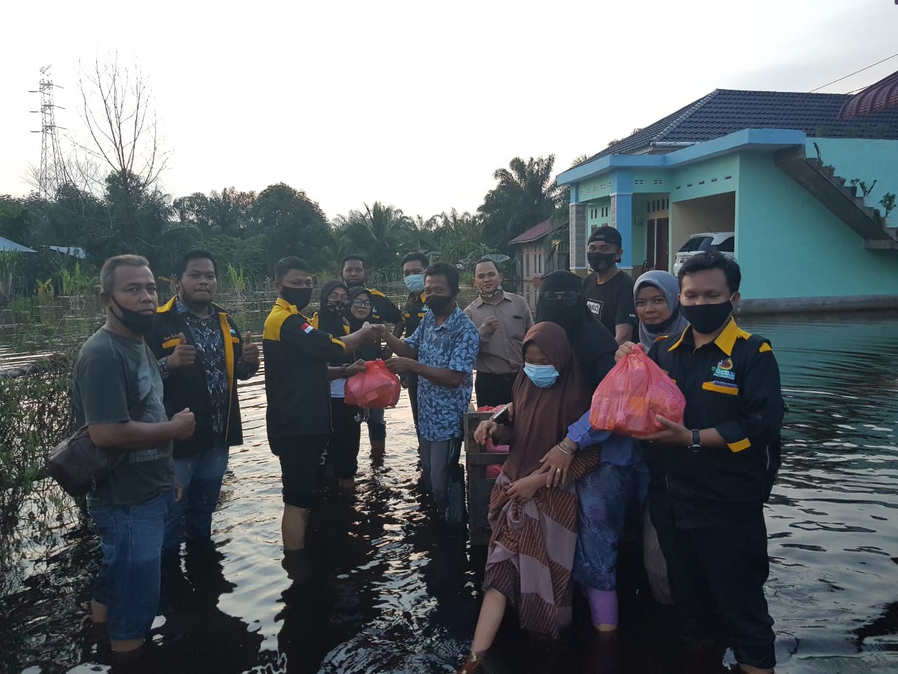 GCD Bersama KBBD Memberi Bantuan Korban Banjir di Kelurahan Bukit Datuk RT 01 Kota Dumai