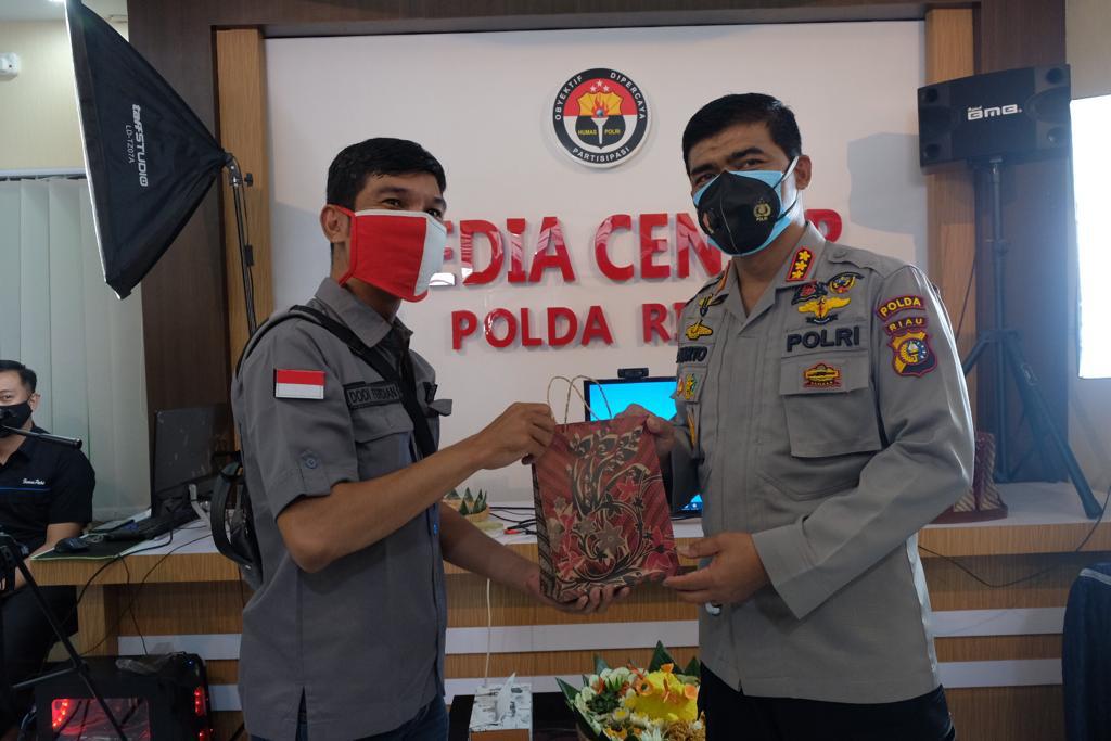 HUT Humas Polri 69, Kabid Humas Polda Riau Bagikan Masker, Hand Sanitizer & Vitamin Pada Wartawan