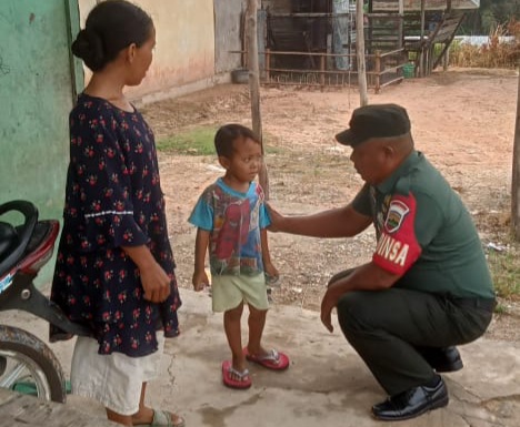 Babinsa Koramil Perawang Sertu Sahidinn Giat Pengecekan Anak Stunting Kerumah Warga Binaan di Kampung Sengkemang