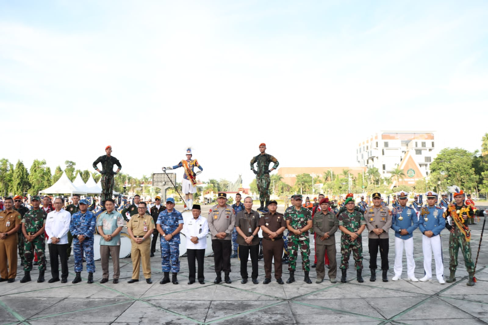 Menggelar Kirab Dan Display Drumband Taruna / Taruni AAU Di Kantor Gubernur Riau