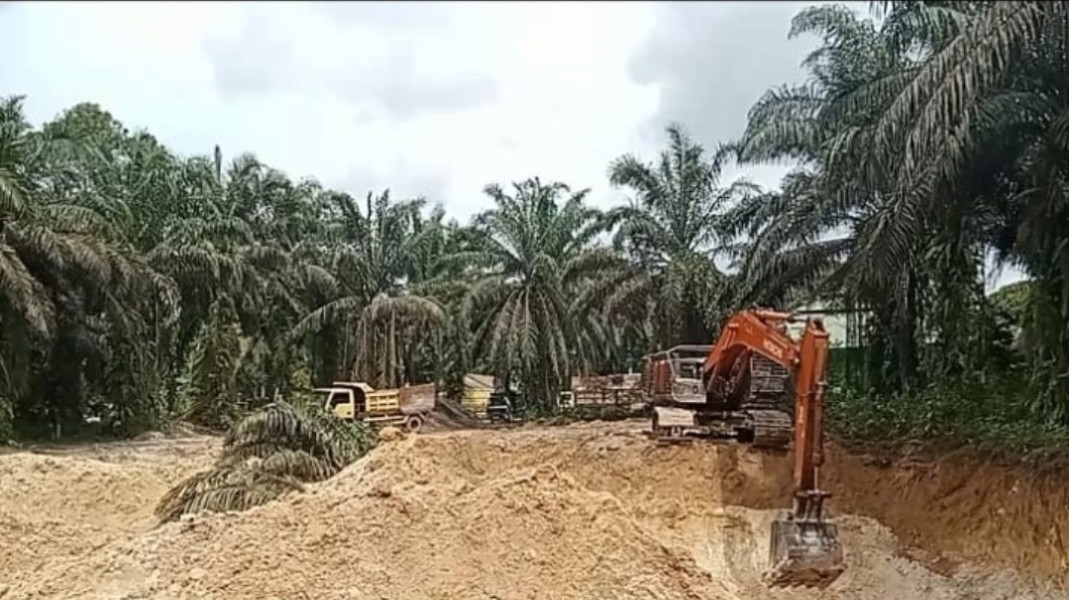Proyek Perbaikan Jalan Bernilai Miliyaran Rupiah di Inhu Gunakan Matrial Dari Kuari Ilegal Milik Mantan Kades