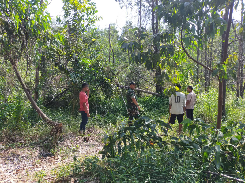 Bersama Dengan Tim di Kampung Olak, Serka Ardhi Syam Rutin Patroli Karlahut Dengan Warga Binaan