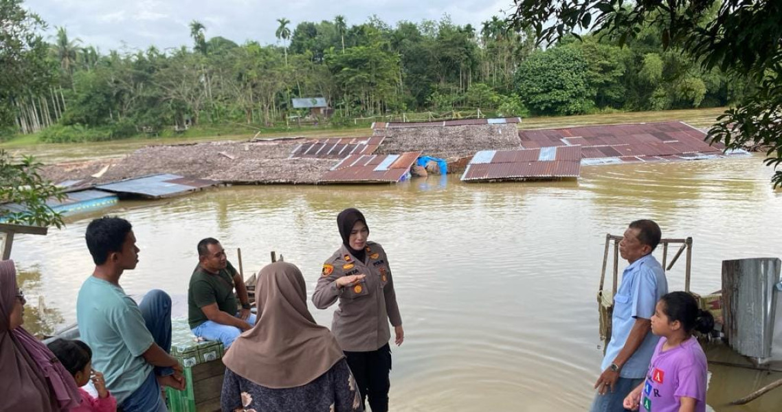 Asik Pantau Luapan Air Potensi Banjir Warga Didatangi Kapolsek Bangkinang Barat