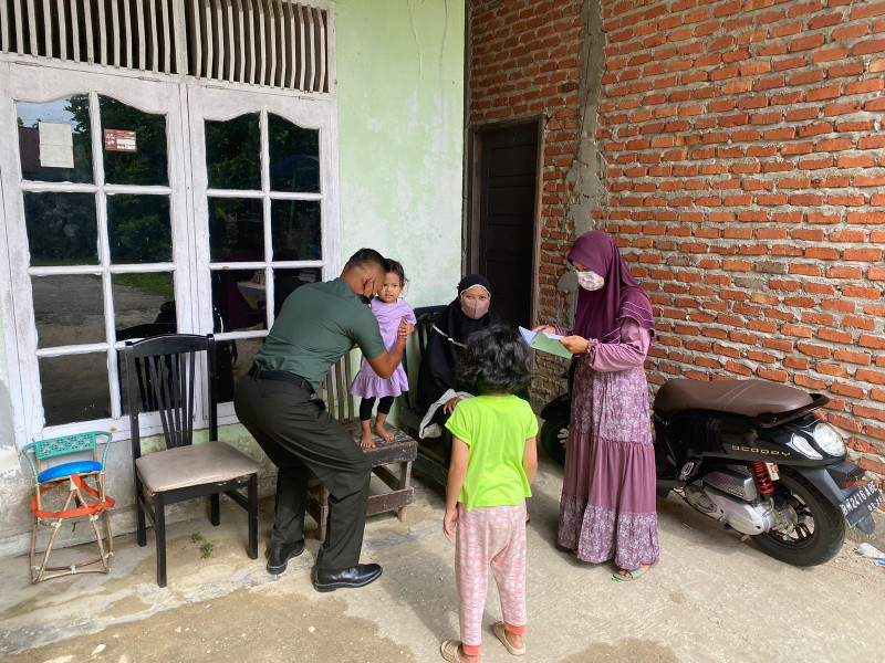Babinsa Koramil 04/Perawang Koptu Hari Surachman Giat Pengecekan Anak Stunting di Kelurahan Perawang