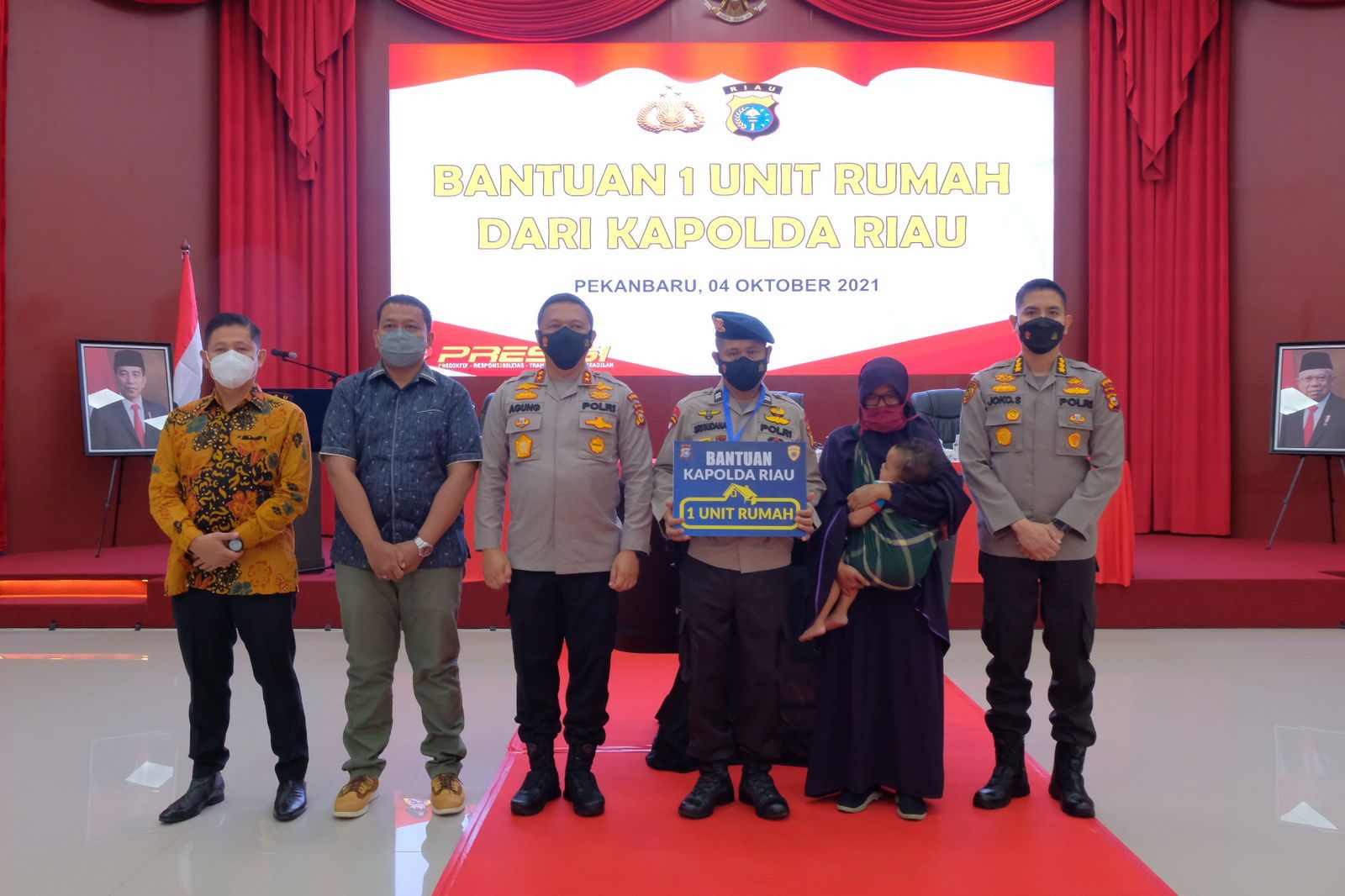 Jelang Pensiun, Personel Brimob Menangis Dapat Rumah dari Kapolda Riau