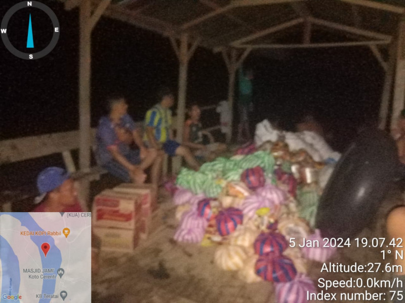 Tak Kenal Lelah dan Gunakan Peralatan Seadanya Pemdes Desa Pulau Jambu Berikan Bantuan Sembako Pada Warga Terdampak Banjir Hingga Larut Malam