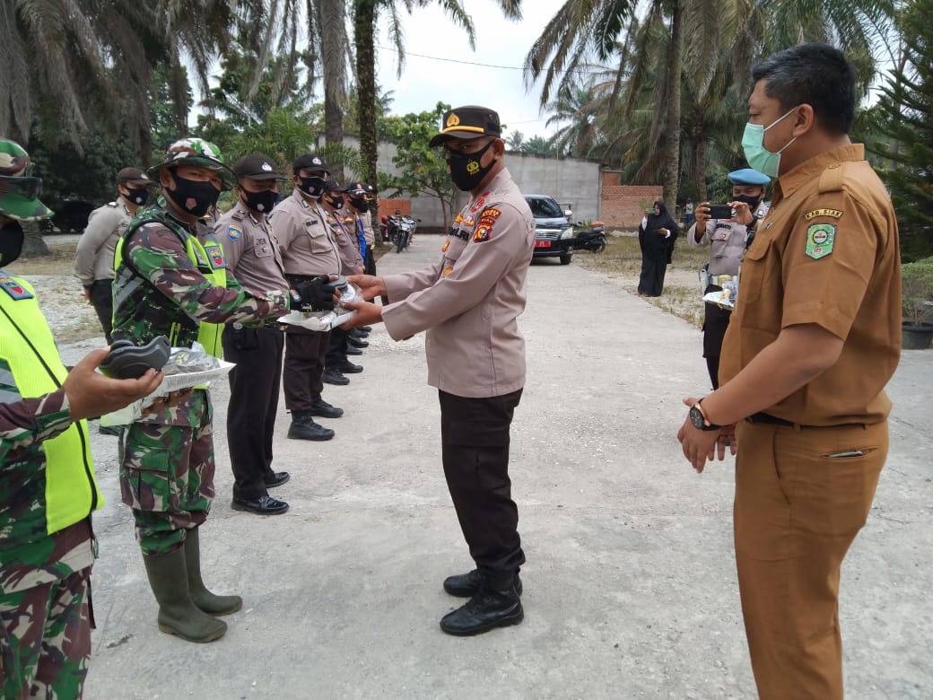 Camat & Kapolsek Koto Gasib Bagikan Kelengkapan Penanganan Karhutla Dari TGI