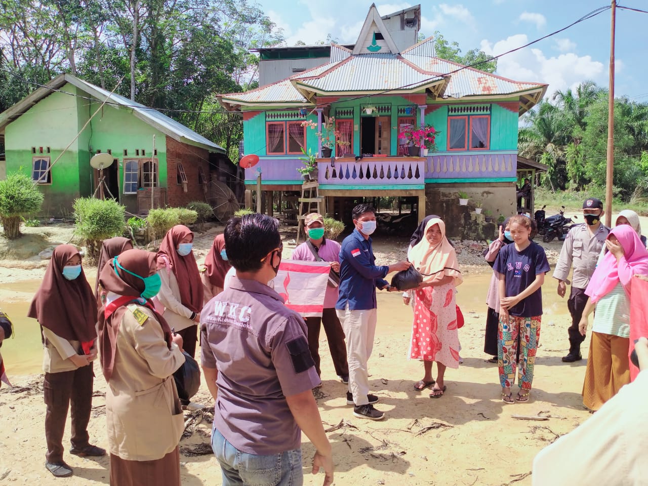 Peduli Korban Banjir, HIPMU & DKR Kecamatan Ukui Salurkan Bantuan Sosial