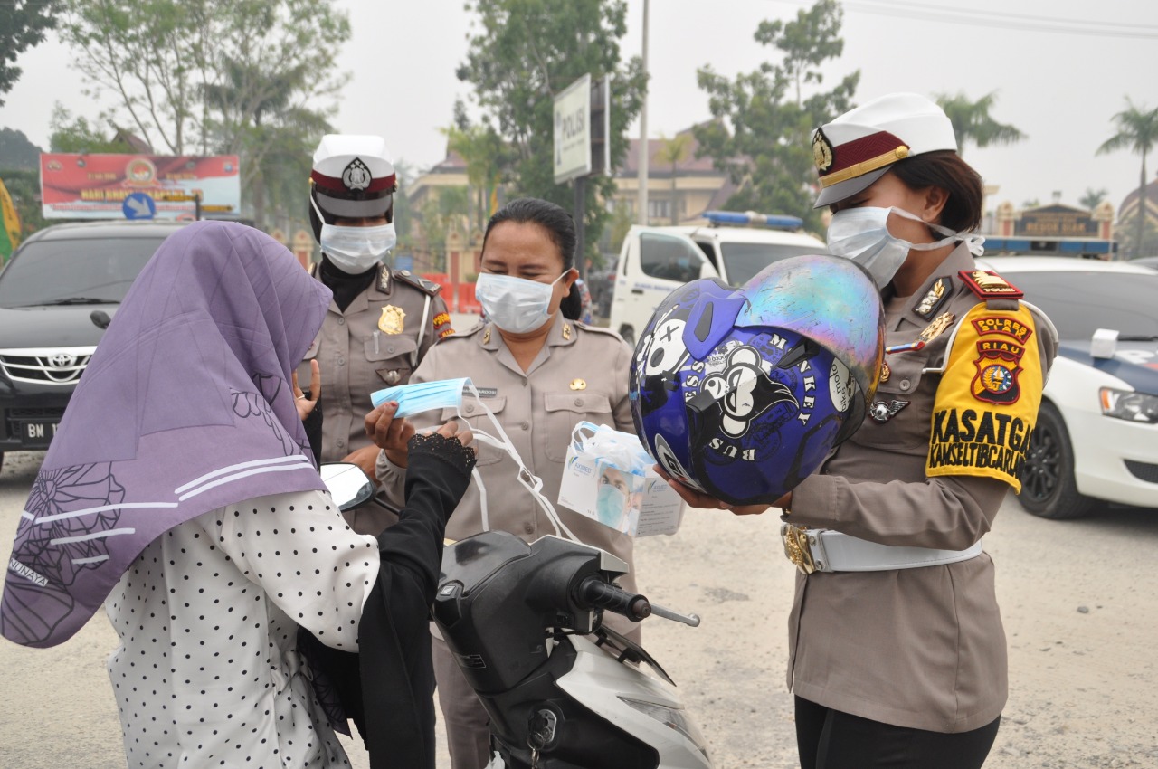 Satlantas Polres Siak Berbagi Masker Kepada Pengguna Jalan Raya Di Siak