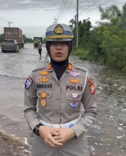 Kasat Lantas Polres Pelalawan Pastikan Keamanan dan Kelancaran Lalu Lintas di Lokasi Banjir