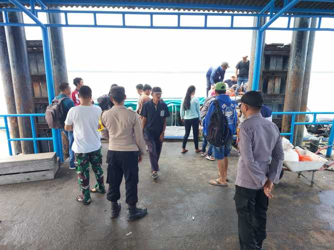 Polsek Kuala Kampar Lakukan Pelayanan Kamtibmas  di Pelabuhan Penumpang