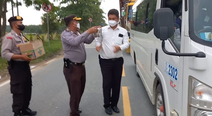Polsek Minas Secara Rutin Tetap Bagikan 200 Paket Takjil Kepada Jamaah Masjid & Masyarakat