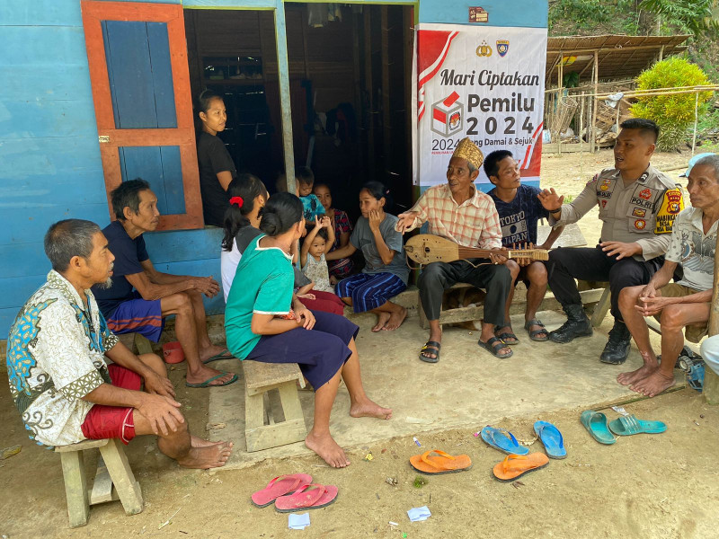 Polsek Batang Gansal Ajak Tokoh Adat Talang Mamak Sukseskan Pemilu Damai