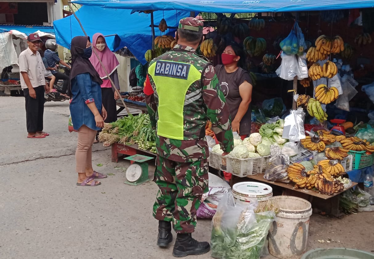 Antisipasi Penularan Virus Corona, Serka Gopardin Sosialisasi di Pasar Tradisional Minas