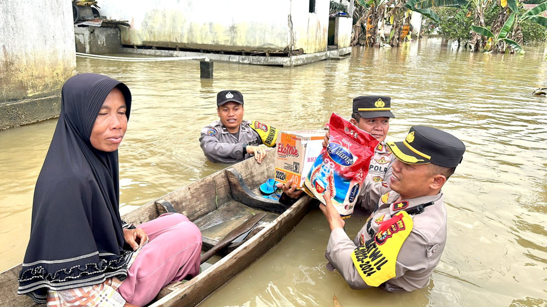 Salurkan Bantuan Terhadap Warga Terdampak Banjir, Kapolsek Pasir Penyu Ajak Masyarakat Sukseskan Pemilu