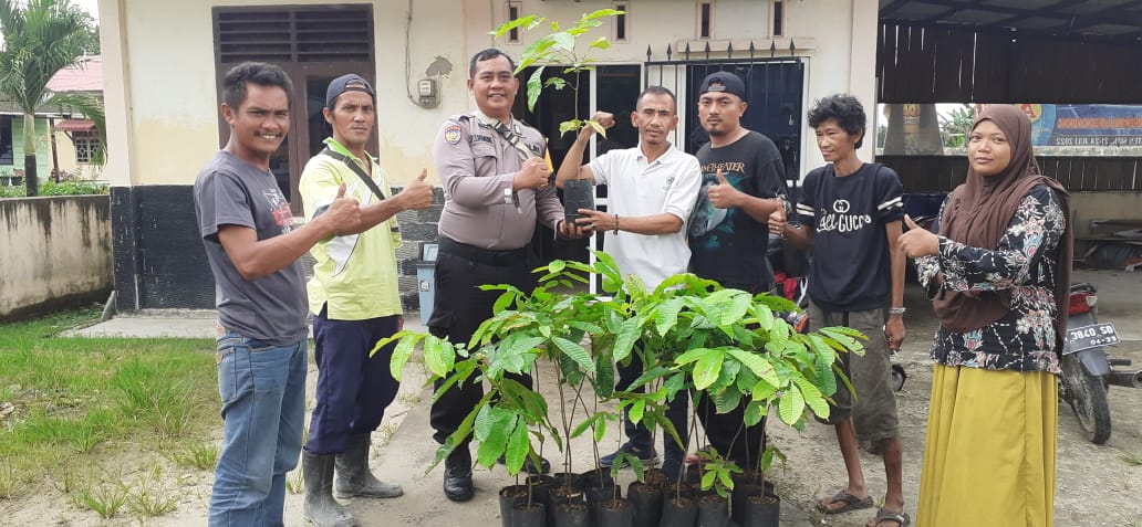 Peduli Penghijauan, Bhabinkamtibmas Serahkan Dan Tanam Bibit Matoa kepada Masyarakat