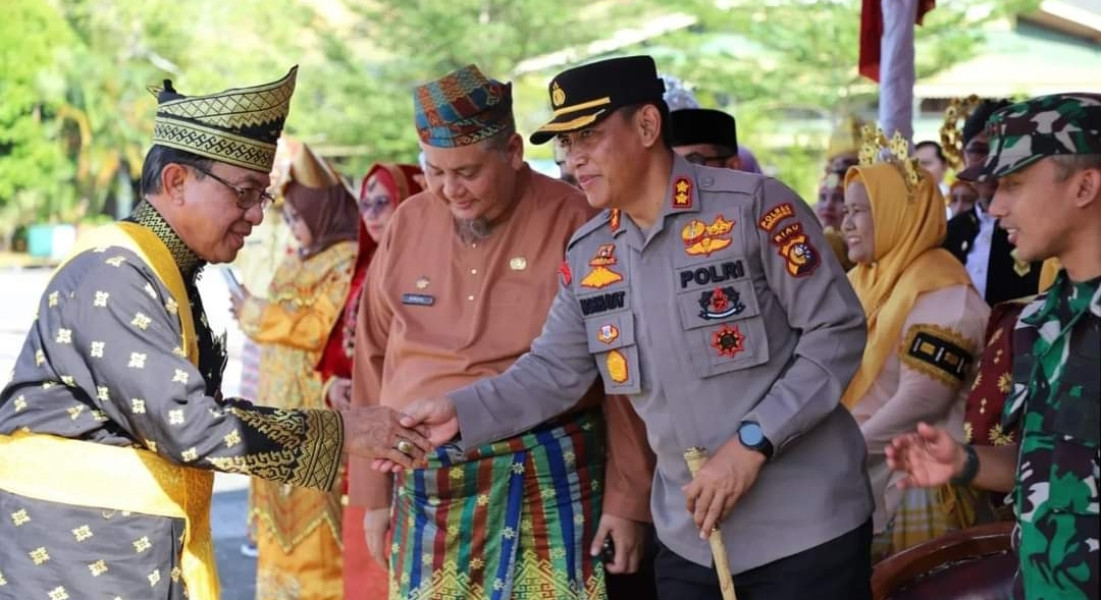 Pimpin Upacara Hardiknas Tahun 2023 di Inhil, Bupati HM. Wardan Harapkan Pendidikan Semakin Jaya dan Merata