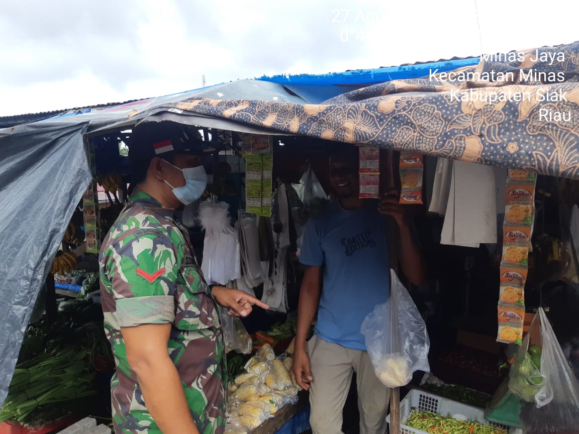 Antisipasi Penularan Covid-19, Kopda S Sembiring Sosialisasi Prokes di Pasar Tradisional Minas