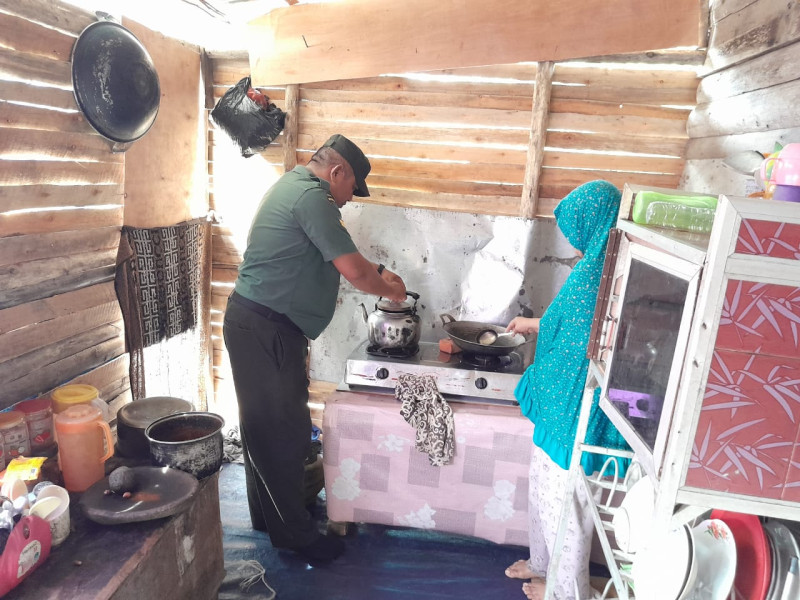 Babinsa Koramil 04/Perawang Bentu Warga Kurang Mampu Dengan Masuk Dapur Ibu Tuti Di Kampung Perawang Barat