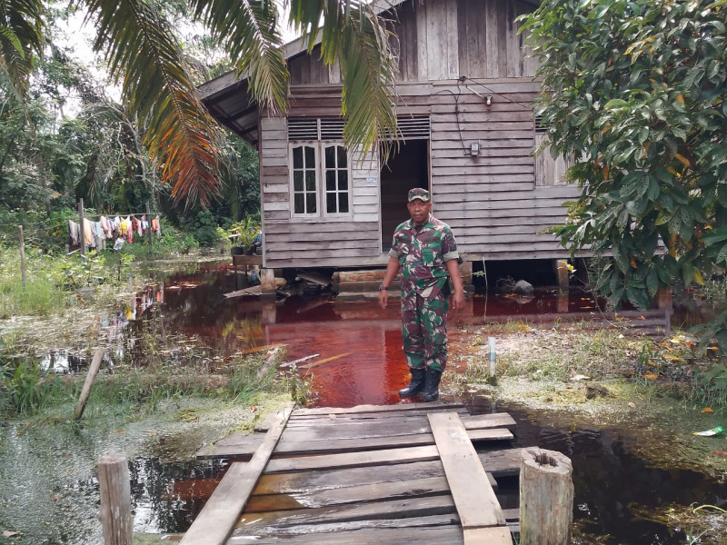 Babinsa Koramil 03/Minas Serma Benriyadi Pantau Perkembangan Banjir di Kampung Muara Kelantan