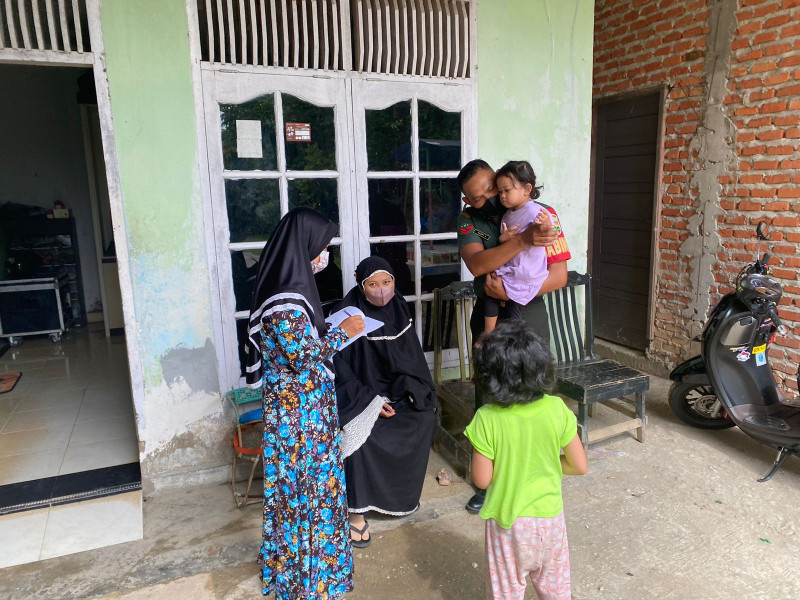 Koptu Hari Surachman Sambangi Kediaman Warga Binaan di Kelurahan Perawang Lakukan Pengecekan Anak Stunting