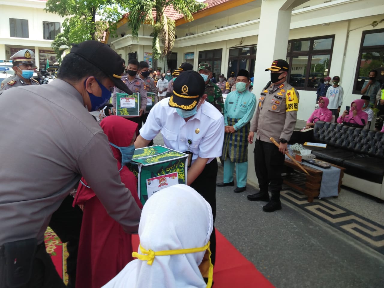 Bhakti Sosial Serentak Hari Bhayangkara 74 Polres dan Polsek di Kabupaten Pelalawan Salurkan Bantuan