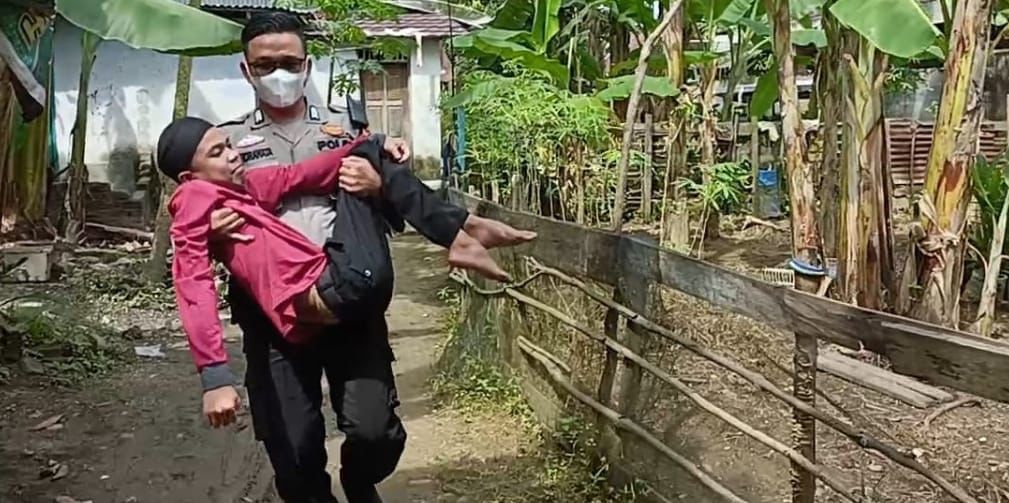 Keluarga Tak Punya Biaya, Polisi di Inhu Bopong Remaja Lumpuh & Membawanya Berobat ke Rumah Sakit