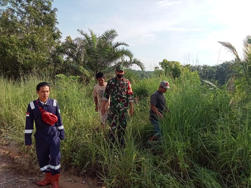 Sinergi TNI dan Masyarakat Terus Gencarkan Patroli Karhutla di Minas Timur, Siak Sinergi TNI dan Masyarakat Terus Gencarkan Patroli Karhutla di Minas Timur, Siak