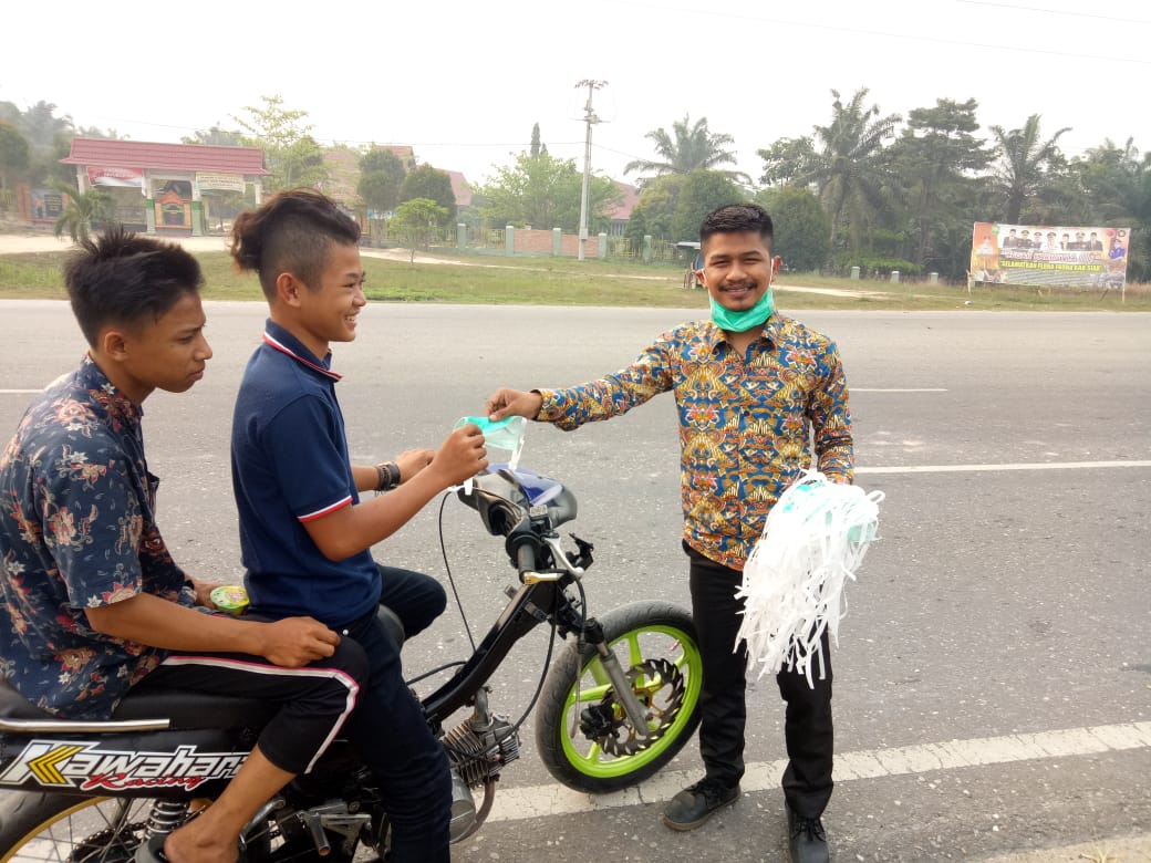 Peduli Dengan Kondisi Kabut Asap, DPC BMRB Dayun Berbagi Masker