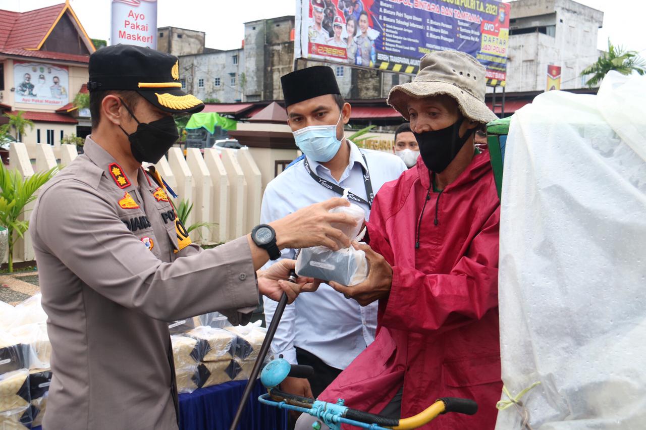 Kapolres Inhil & Ketua Bhayangkari Inhil Berbagi Ta'jil Kepada Masyarakat  di Tembilahan