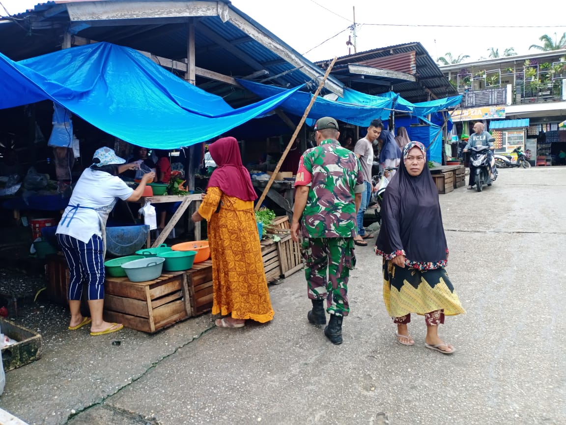 Cegah Penularan COVID-19, Sertu Nuril Lakukan Gakplin di Pasar Tradisional Kecamatan Minas
