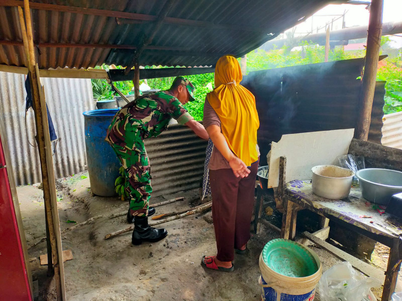 Babinsa Koramil 03/Minas Bentu Warga Dengan Masuk Dapur Ibu Yuni Warga Kurang Mampu di Bencah Umbai