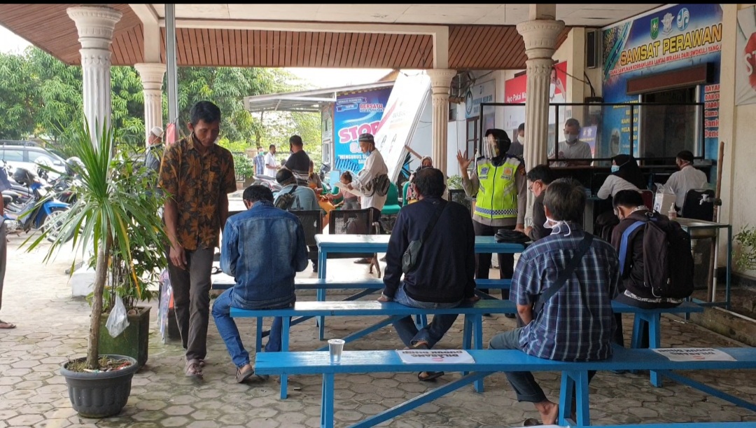 Unit Regident Polres Siak Sosialisasi Prokes Covid-19 Kepada Setiap Para Wajib Pajak & Pembuat SIM