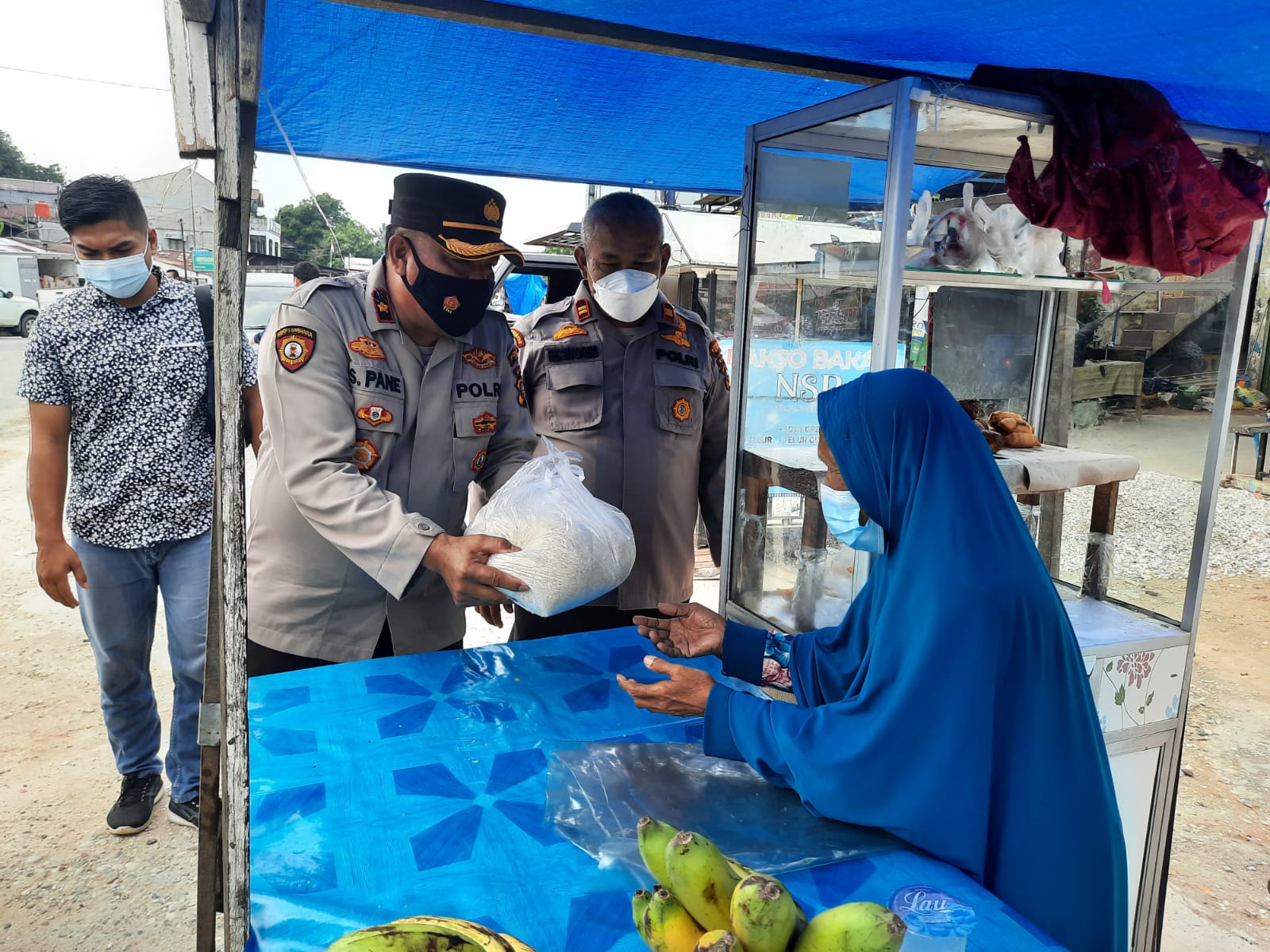 Polsek Minas Berikan Bantuan Paket Sembako Posko PPKM Kepada Ibu Penjual Gorengan di Pasar