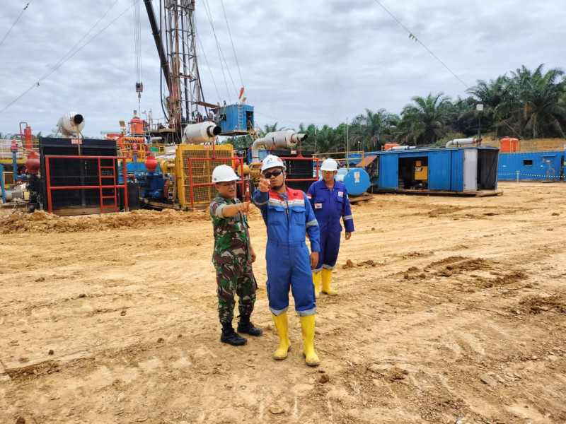 Antisipasi Gangguan OVN di PHR Minas, Serma Muhajir dan Serka Alif Giat Patroli Lokasi Drilling 