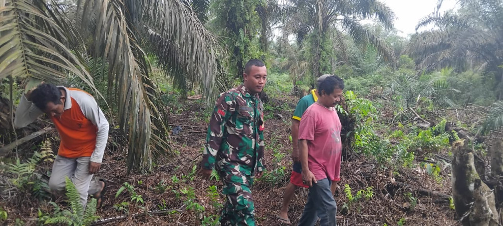 Babinsa Praka gunariadi, Ajak Warga Binaan Patroli Gabungan Rutin Untuk Antisipasi Karhutla di Kampung Perawang Barat